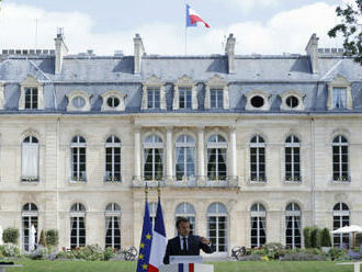 Prezident Emmanuel Macron sa bude opätovne uchádzať o hlasy voličov