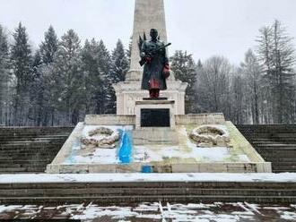 Pamätník Sovietskej armády vo Svidníku niekto pomaľoval modrou, žltou a červenou farbou  