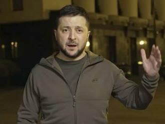 Zelenskyj bude s členmi NATO hovoriť aj o zbraniach a v emotívnom videu sa prihovoril svetu