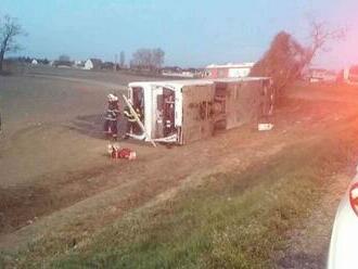 Pri obci Mostová havaroval autobus, zišiel z cesty a prevrátil sa  