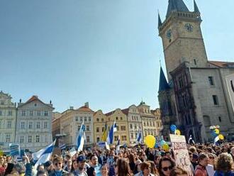 Tisícky Rusov žijúcich v Česku vyšli do ulíc, aby protestovali proti Putinovej vojne na Ukrajine  