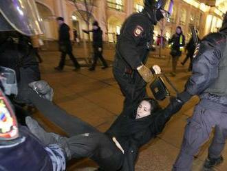 Na protestoch v Rusku zatkli aj 77-ročnú preživšiu leningradskej blokády