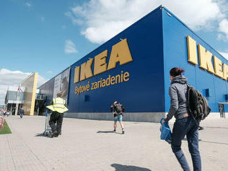 IKEA zatvára svoje prevádzky v Rusku, v Moskve ľudia zobrali obchod útokom