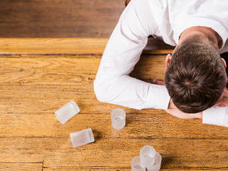 Poistencov závislých od alkoholu ubúda, zhodujú sa zdravotné poisťovne