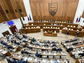 Poslanci rokujú o nasadení vojakov NATO, v úvode si uctili Romana