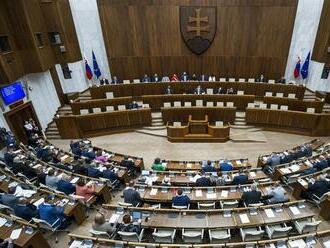 Parlament prijal vyhlásenie k deportácii Židov, schôdzu prerušili do stredy