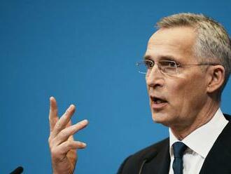 Stoltenberg: Rusi sa na Ukrajine nesťahujú, ale premiestňujú