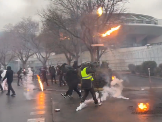 Nepokoje na Korzike majú desiatky zranených, demonštranti útočia na vládne budovy