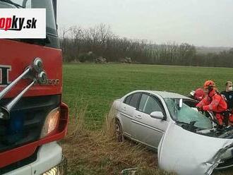 FOTO Dopravná nehoda pri Šenkviciach si vyžiadala päť zranených