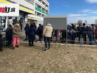 Pred cudzineckou políciou to vyzerá ako v mravenisku: Ľudia čakajú niekoľko hodín! Organizácia vraj kríva