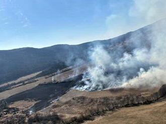 Požiar suchej trávy sa úplne vymkol spod kontroly: Staršieho muža museli hasiť! Utrpel vážne poranenia