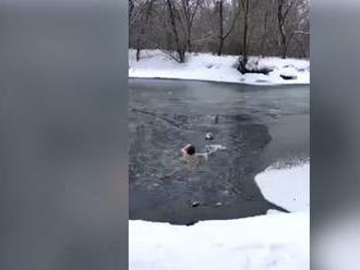 Žena si všimla topiaceho sa psíka v studenej vode: Neváhala ani sekundu!