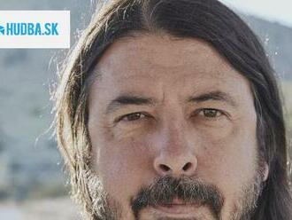 Dave Grohl nestrúha rebelské pózy, v knihe Rozprávač vás nabije optimizmom