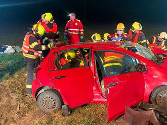 Po střetu dvou osobních vozidel v Příboře hasiči hydraulickými nástroji vyprošťovali zaklíněnou řidičku