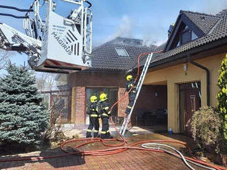 Šest jednotek hasičů likviduje požár mezistropí a podkroví rodinného domu v Němčicích na Pardubicku…