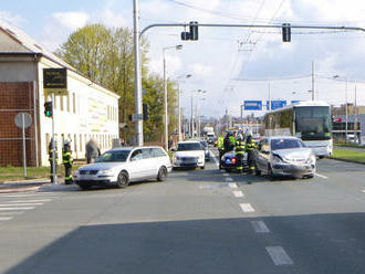 Na Brněnské ulici v Hradci Králové se střetla dvě osobní vozidla, nikdo nebyl zraněn. Jednotka…