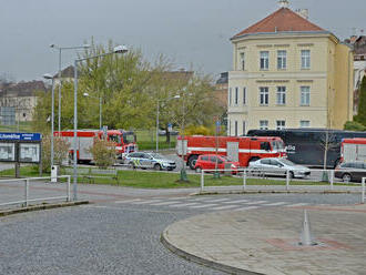 Tři jednotky vyjely na Dolní nádraží v Litoměřicích, odkud byl hlášen kouř z vagonu vlaku. Uvnitř…