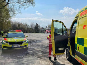 Chlapce ve Frýdku-Místku srazil vlak, zpod vlakové soupravy ho vyprostili hasiči