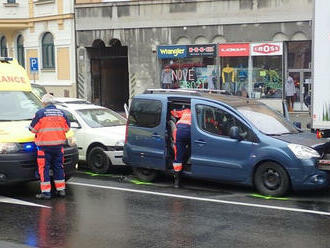 Po střetu dvou osobních a jednoho nákladního automobilu v Kroměříži byli zraněni dva lidé