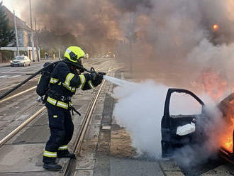 V Evropské ulici v Praze zlikvidovali hasiči požár v motorové části osobního automobilu.