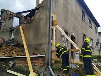 Při výbuchu v rodinném domě v Loučce na Vsetínsku byl těžce zraněn muž, zemřela žena a tři děti