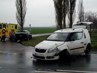 V místě křížení silnice č. 11 s odbočkou na Lhotu pod Libčany zasahovali profesionální hasiči ze…