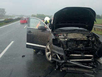 Na 87. kilometru dálnice D11 ve směru na Hradec Králové havaroval osobní automobil, který narazil…