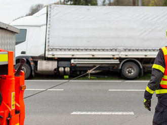 Nákladní automobil sjel v Ropici mimo komunikaci, proti převrácení ho zajistili hasiči