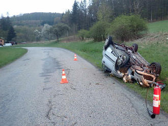 Řidič projíždějící obcí Želechovice nad Dřevnicí skončil s vozidlem na střeše, vyprošťovat hasiči nemuseli