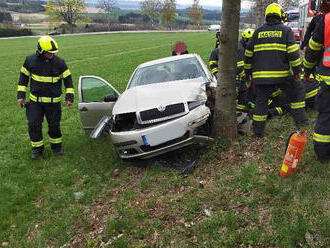 Do Nekoře mířili hasiči k nárazu vozu do stromu. Při příjezdu hasičů již ošetřovala zraněnou…