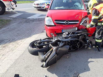 Ve Vizovicích se střetl motocykl s osobním automobilem, hasiči hasiči s naložením vraku motorky i auta na odtahový vůz