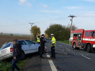 Po dopravní nehodě dvou automobilů mezi obcemi Bezno a Nemyslovice museli hasiči jednu osobu z vozu vyprostit