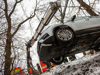 V Nové Vsi u Frýdlantu nad Ostravicí skončil v potoce osobní automobil, vytáhnout ho musel hasičský speciál Bison