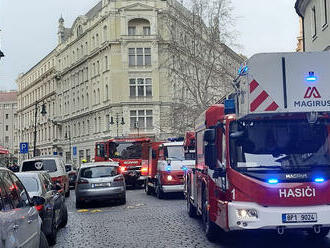 V ulici Dlouhá v Praze zasahují hasiči u menšího požáru v odvětrávací šachtě domu. Požár byl uhašen.