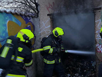 Pražští hasiči spolu s místní dobrovolnou jednotkou hasičů zasahovali v Řepích u požáru odpadu v…