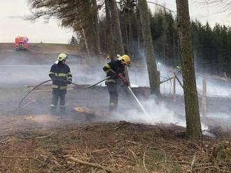 Čtyři jednotky hasičů vyjížděly kvůli ohlášenému požáru po pálení na mýtině v lese do katastru…