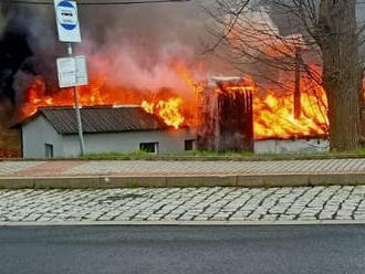 Tři hasičské jednotky likvidovaly požár mobilheimu v Jílovém-Modré na Děčínsku