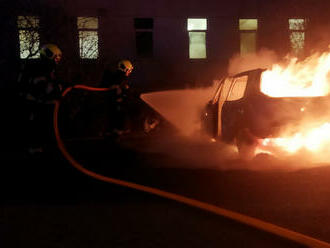 V ulici Pekařská v Praze 5 zasahovali hasiči u požáru osobního auta. V době příjezdu byl vůz…