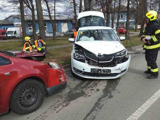 Ve Vysokomýtské ulici v Chocni se střetla dvě vozidla. Na místě zasahují dvě jednotky hasičů,…