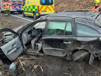 U obce Svor, na komunikaci 9, zasahují hasiči u dopravní nehody jednoho osobního automobilu se…