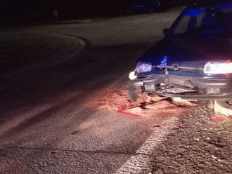 Na kruhovém objezdu v Úlibicích havaroval osobní automobil, který skončil částečně na ostrůvku, a…