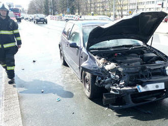 V ulici Víta Nejedlého v Hradci Králové havarovala u obchodního centra Dvě osobní vozidla. Nikdo…