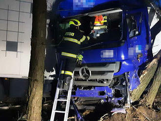 Před pátou hodinou ranní vyjela jednotka stanice HZS Doksy k dopravní nehodě nákladního automobilu,…