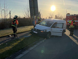 V Přelouči  se muselo dnes v 7 hodin ráno projíždět s opatrností. Hasiči zde likvidovali nehodu…