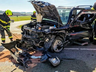 Nepěkná srážka dvou osobních aut se stala u Horního Meziříčka. Jednu zraněnou osobu transportoval…