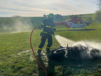 Na okraji Hukvald hasiči likvidovali požár motocyklu po dopravní nehodě, pro zraněného přiletěl vrtulník