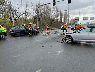 Tři lidé byli zraněni po střetu dvou osobních automobilů v Rudné ulici v Ostravě. Jednoho z nich…