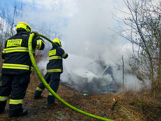 V ostravské části Hrabůvka likvidovali hasiči plně rozvinutý požár osobního automobilu