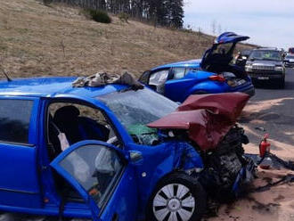 Na dálnici D6 u obce Bošov došlo k nehodě dvou osobních vozidel, dva lidé se těžce zranili