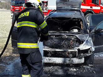 Jednotka za stanice Chomutov a místní dobrovolná jednotka vyjely k požáru osobního automobilu v…